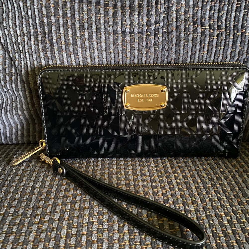 Brand NEW!! Michael Kors Wallet. New with tags